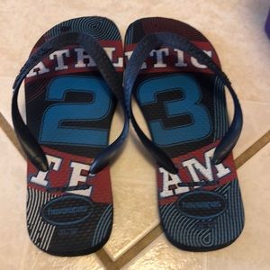 Boys Havaianas flip flops size 2
